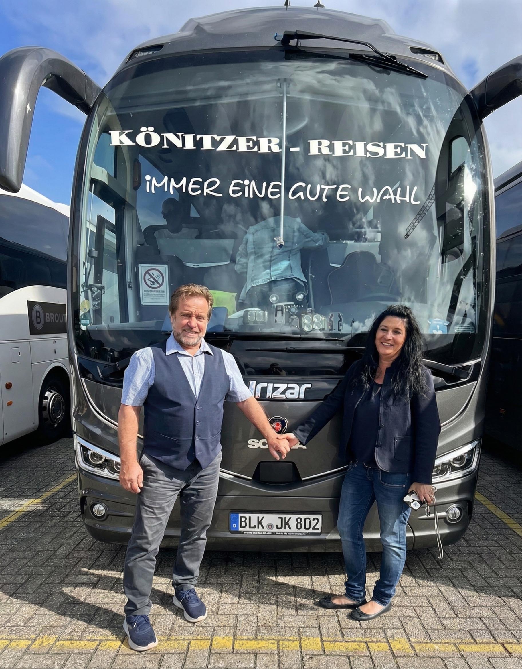 Jürgen & Grit Könitzer vor dem Reisebus